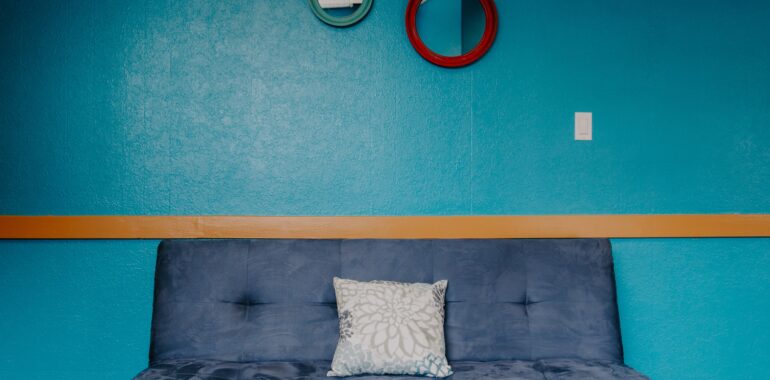 canapé bleu marine décoration salon
